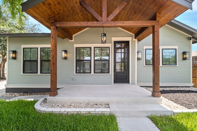 Photo - 210 Simon St House