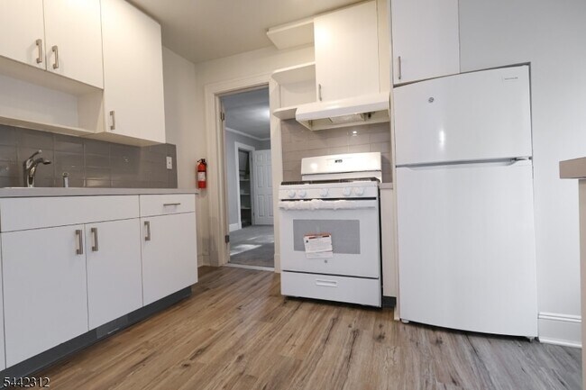 Foto del edificio - 17 Hazelwood Ave