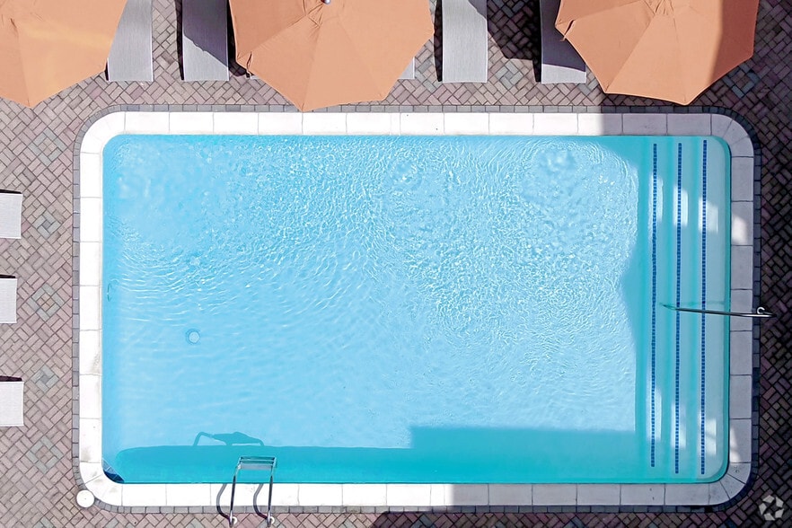 The Preston Miracle Mile Apartments