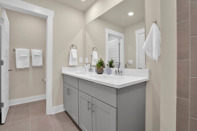 En suite master bath. - 842 Thread Way
