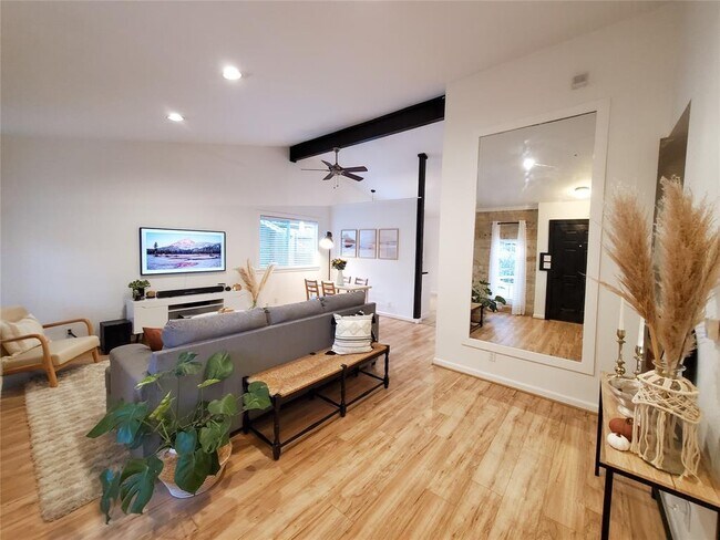 Foto del edificio - 924 Acorn Oaks Dr