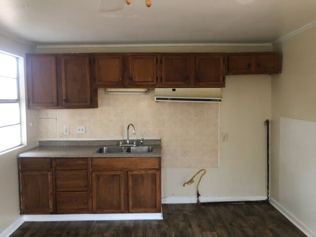 Building Photo - 3 bedroom 1.5 Bathroom