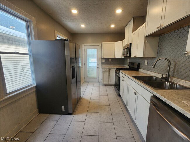 Foto del edificio - 3709 E 69th St