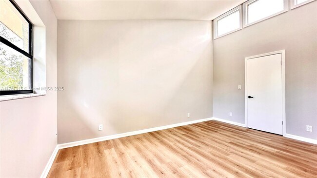 Foto del edificio - 1455 Holly Heights Dr