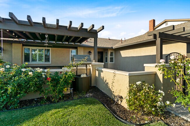 Building Photo - 9816 Costa Lago St