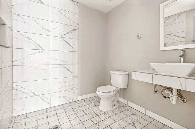 Foto del edificio - 735 W 10th St