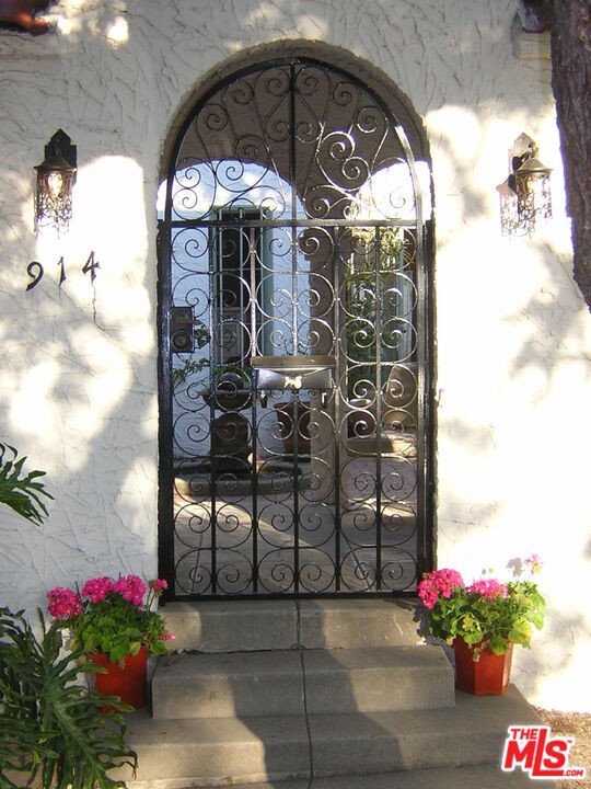 Building Photo - 914 Burnside Ave