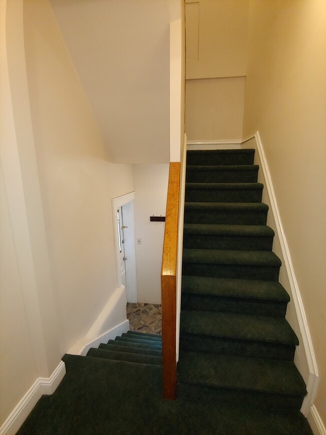stairs inside unit - 1349 Josephine St