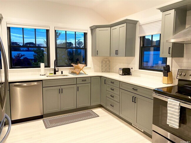 Foto del edificio - 10 E Montauk Hwy
