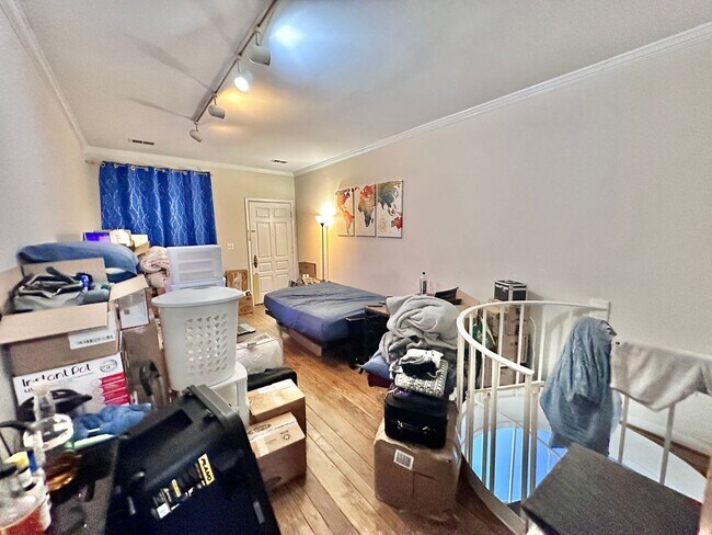 Building Photo - One Bed/ One Bath with Garage Parking in D...