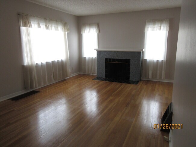 living room - 724 E 39th Ave