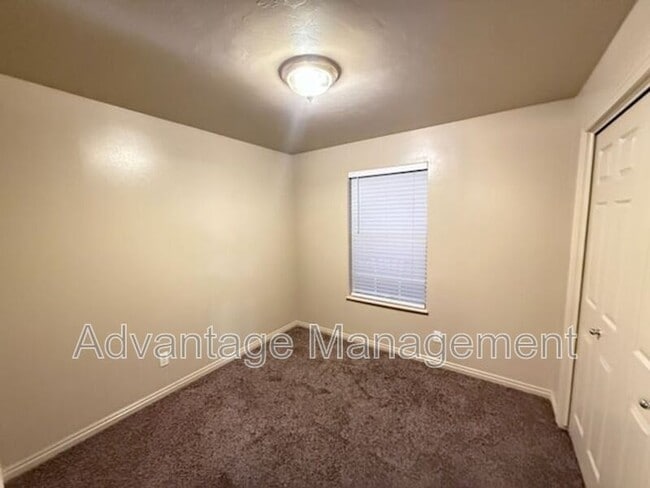 Building Photo - 1519 S 125 E St