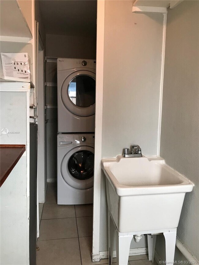 Foto del edificio - 266 Basin Dr