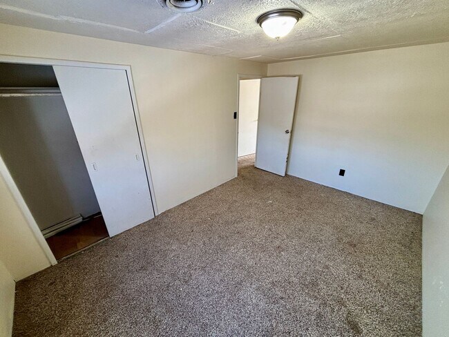 Foto del edificio - $1000 - 2 Bedroom 1 Bathroom Townhome