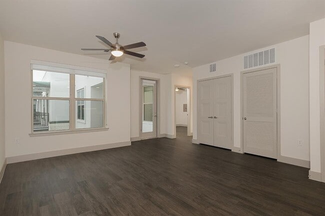 Foto del edificio - 8900 Six Pines Dr