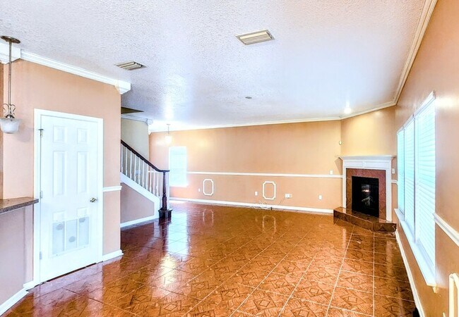 Foto del edificio - Spacious 4-bedroom, 3-bath home in desirab...