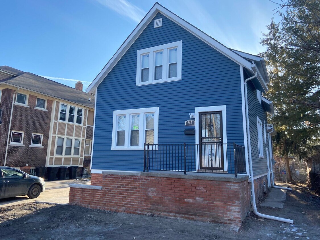 Foto principal - $1,300 - Newly 3 Bedroom 2 Bath