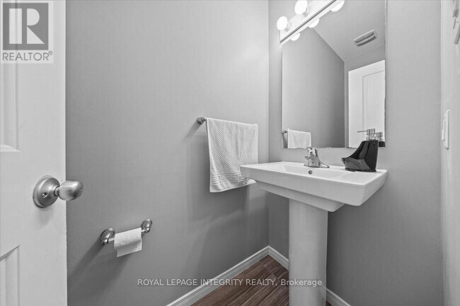 Building Photo - 14 Hackney Private