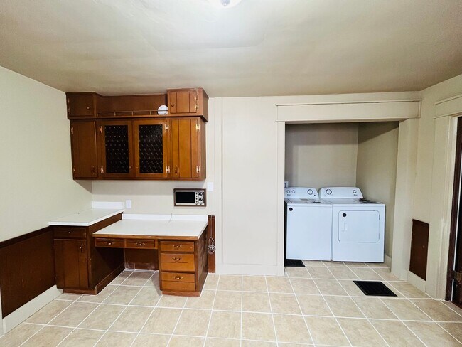 Foto del edificio - AVAILABLE NOW!