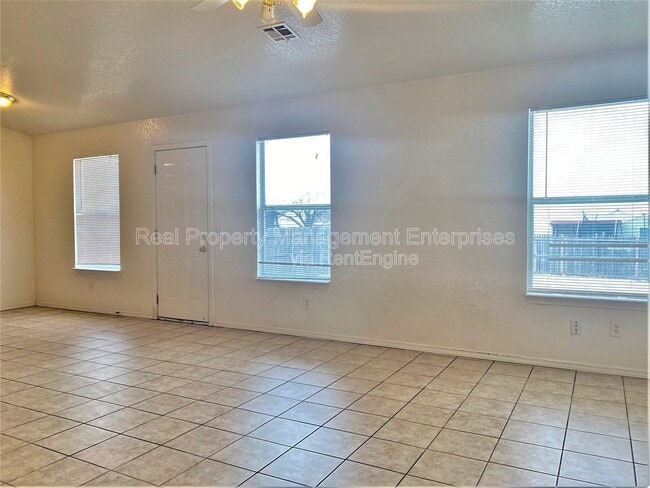 Building Photo - 916 Hyacinth Hollow Dr