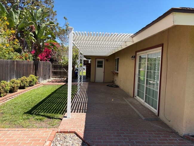 Foto del edificio - Spacious Single Family Home with Yard