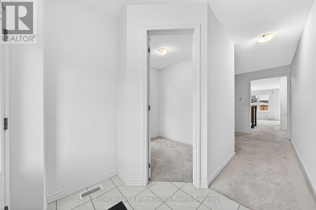 Building Photo - 27 Harpin Wy W