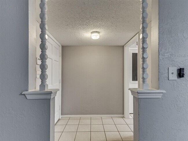 Building Photo - 1703 E Lindsey St