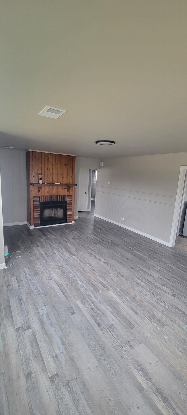 Foto del edificio - 235 Indianwood Blvd