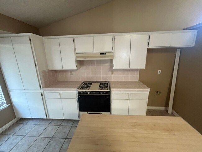 Foto del edificio - 3 bedroom 2 bathroom in Desirable SW Visalia!
