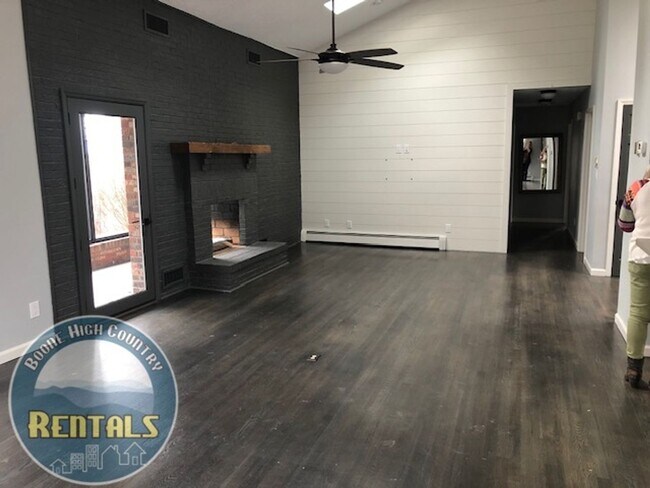 Building Photo - Luxurious 3 Bedroom Home Off 105 Bypass!