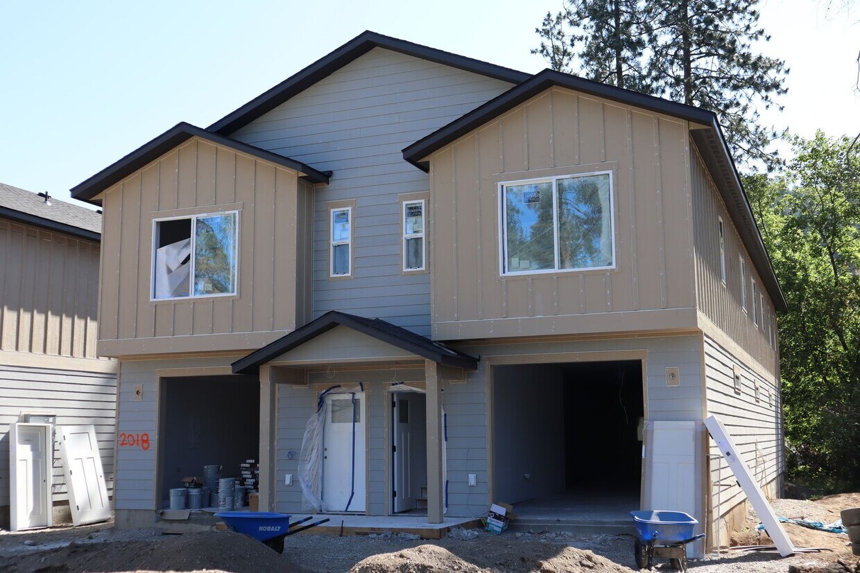 Building Photo - Duplex in CDA !