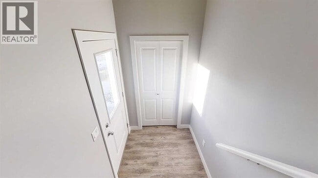 Building Photo - 9520-9112 112 Ave