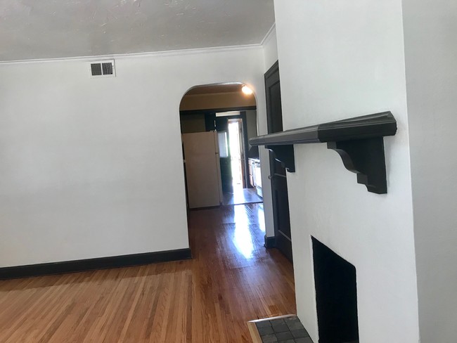 Building Photo - 1604 E 13th St