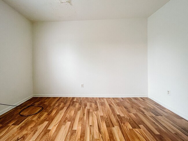 Foto del edificio - 114 E 8th St