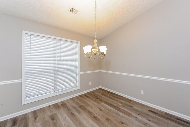 Foto del edificio - 5015 River Rock Way