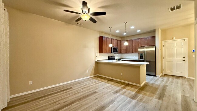 Foto del edificio - Modern Townhome with Mountain Views in Claremont Ranch