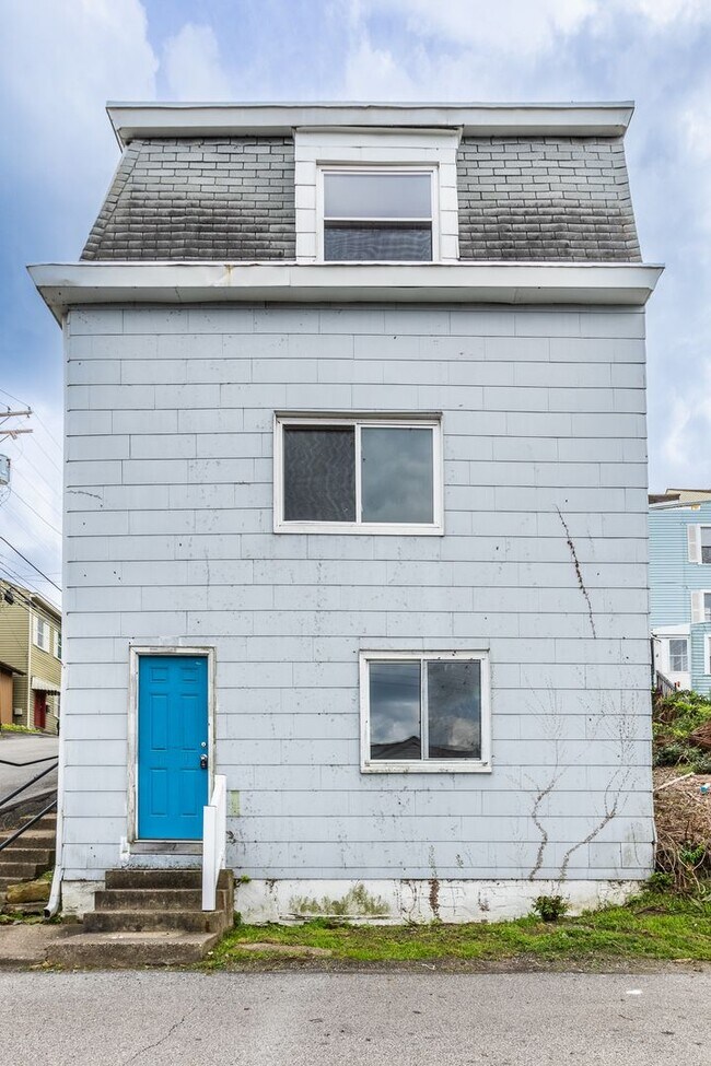 Building Photo - AVAILABLE APRIL 2026 - THE BEST VIEWS IN THE BURGH!! 3 Bedroom/1 bath