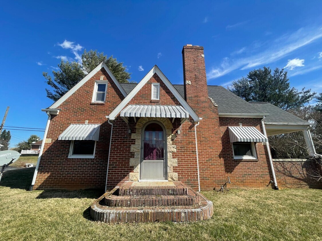 Primary Photo - Fairlawn, 4 BR / 2 BA, Available March 15th