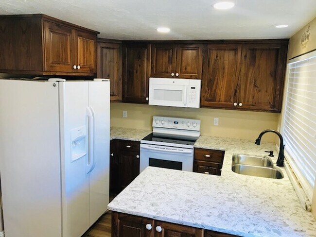 Foto del edificio - New carpet throughout, Beautifully updated...