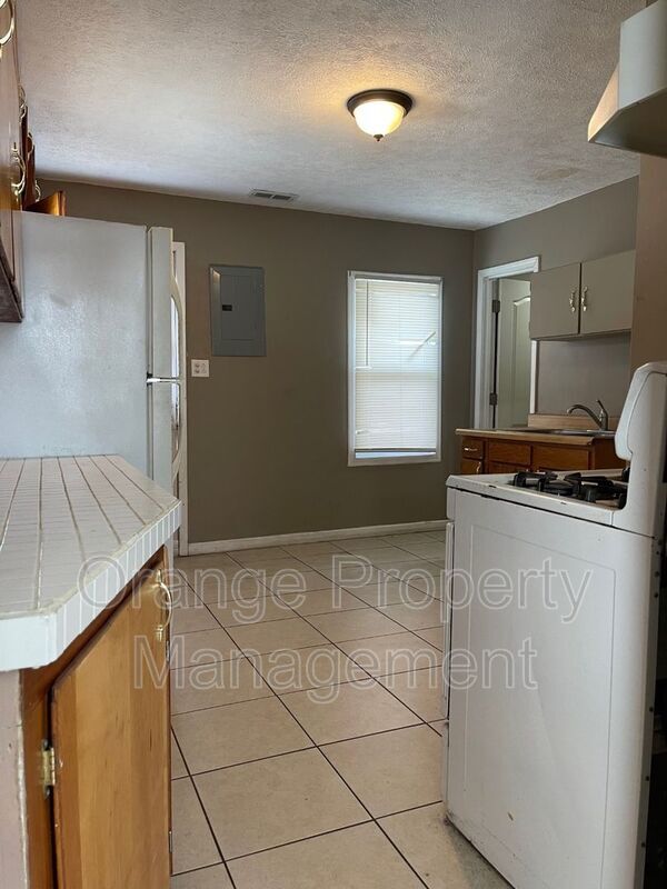 Building Photo - 2402 S 18th St