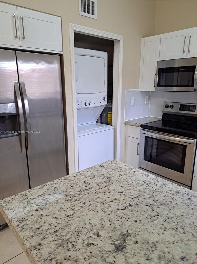 Foto del edificio - 17318 NW 74th Ave