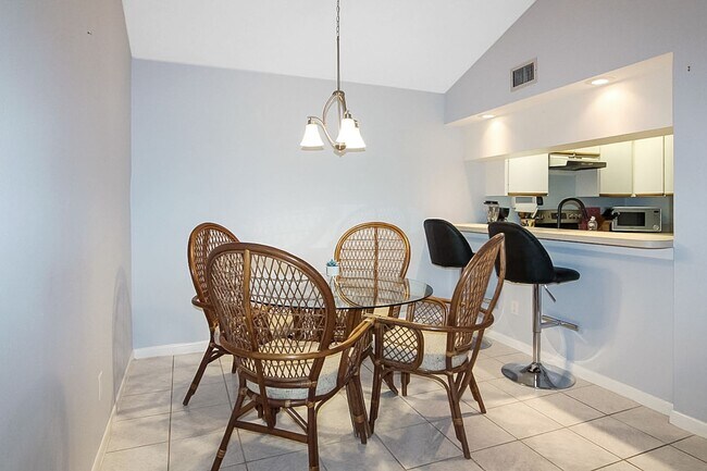 Foto del edificio - Bird Bay Annual Condo For Rent