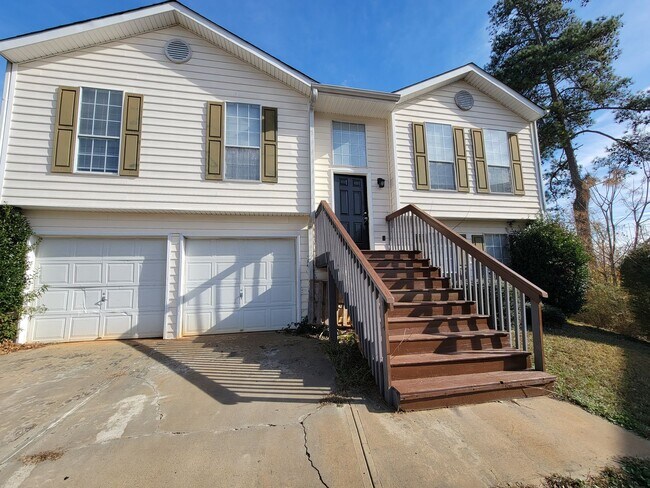 Foto del edificio - Gorgeous Split-Level 2 Story Home New Paint