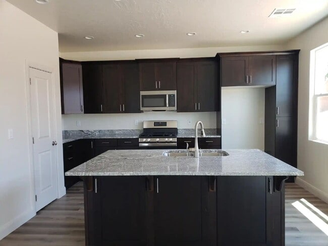 Building Photo - “St. George, Aspen Estates: 5 spacious bed...