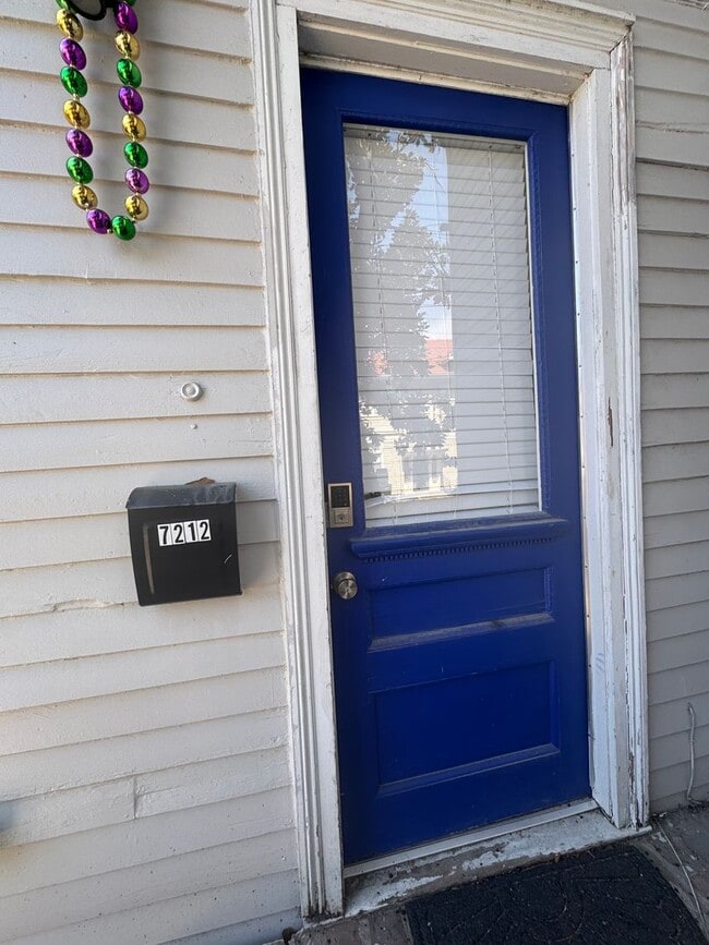Photo - Renovated 2bed steps from Campus ! August 1 Lease Apartment