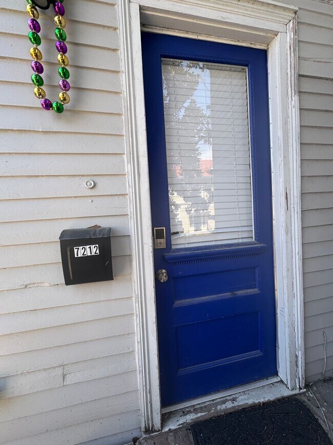 Foto del edificio - Renovated 2bed steps from Campus ! August 1 Lease