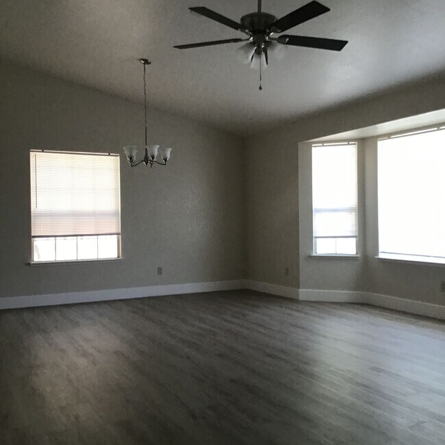 Building Photo - Beautiful Home - Newly Remodeled