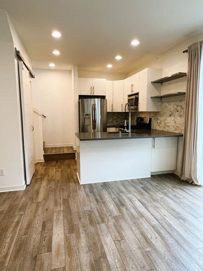 Building Photo - Gorgeous Modern Townhouse in South Park!