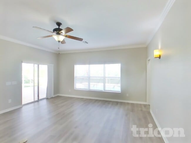 Foto del edificio - 16651 Midsummer Ln
