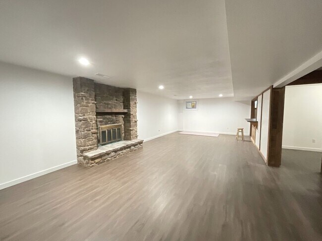 Building Photo - LEASING